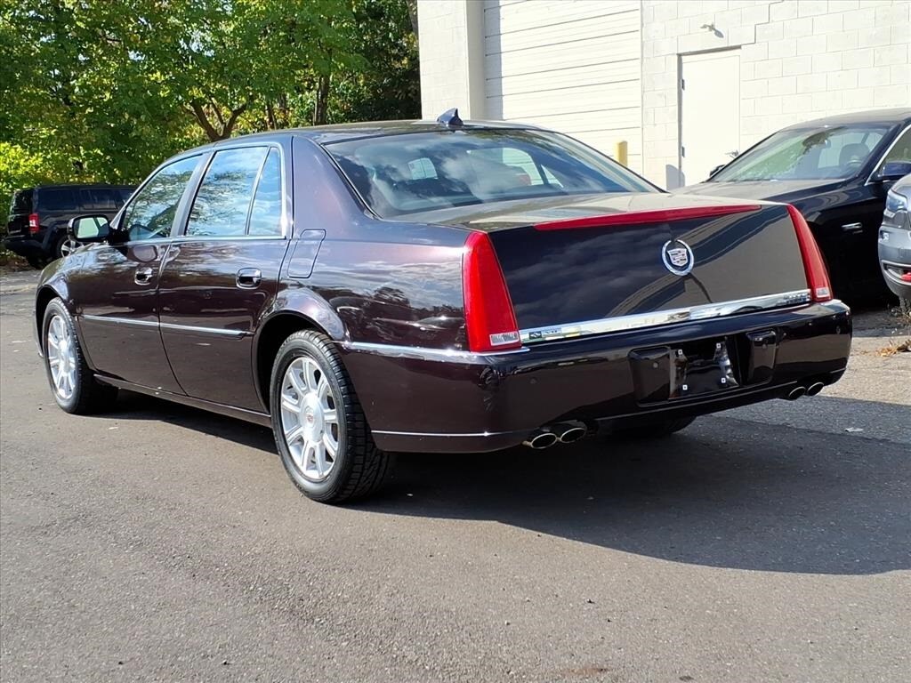 2009 Cadillac DTS Base photo 3