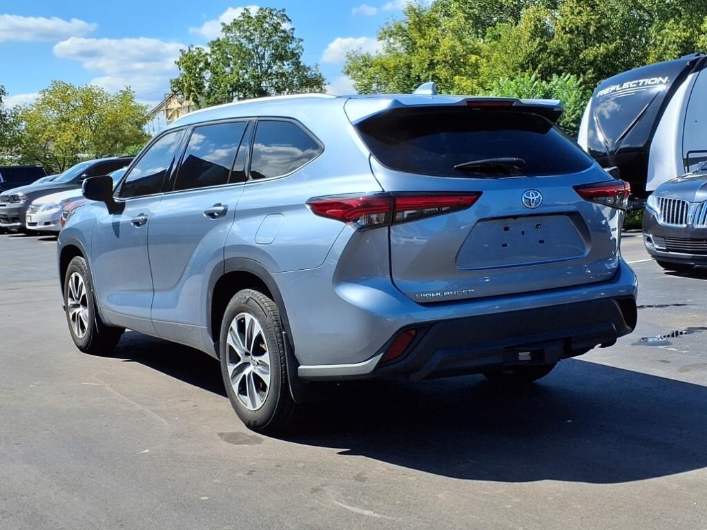 2022 Toyota Highlander XLE photo 2