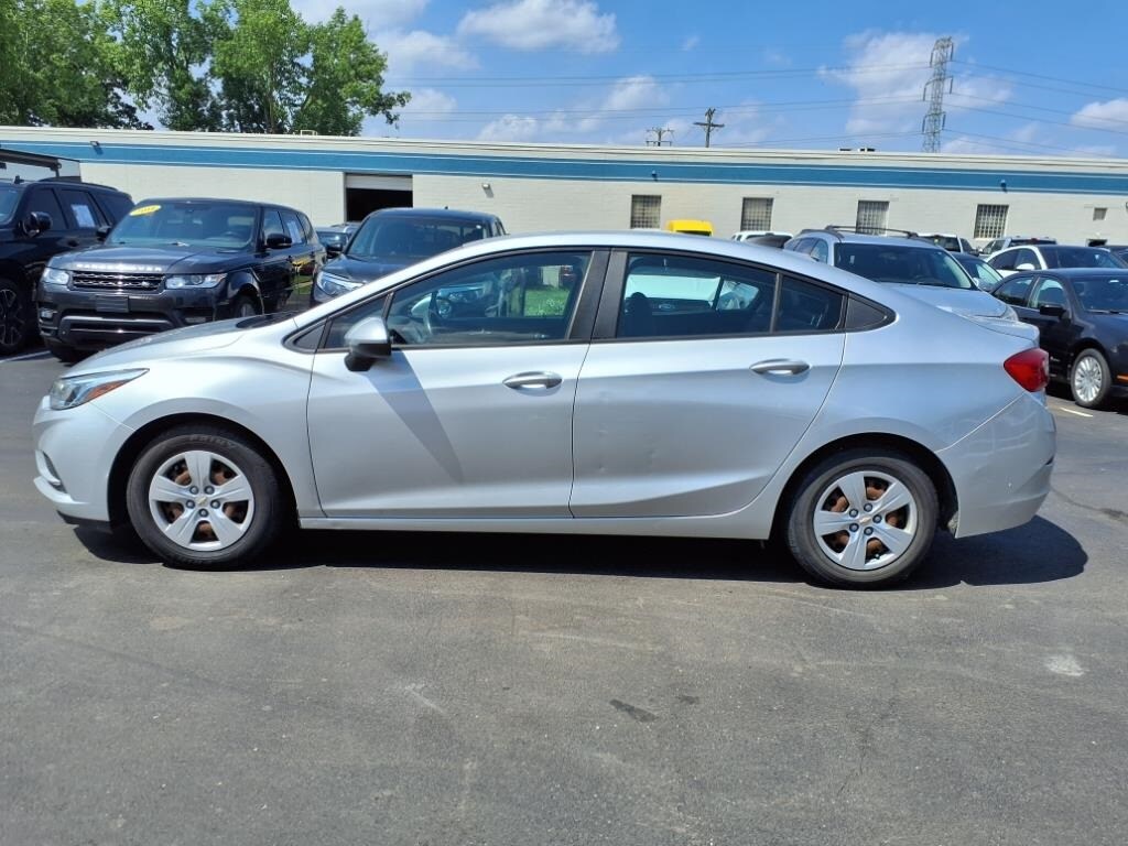 2017 Chevrolet Cruze LS photo 2