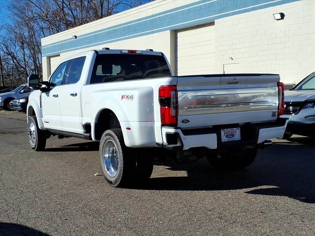 2025 Ford F-450 photo 2