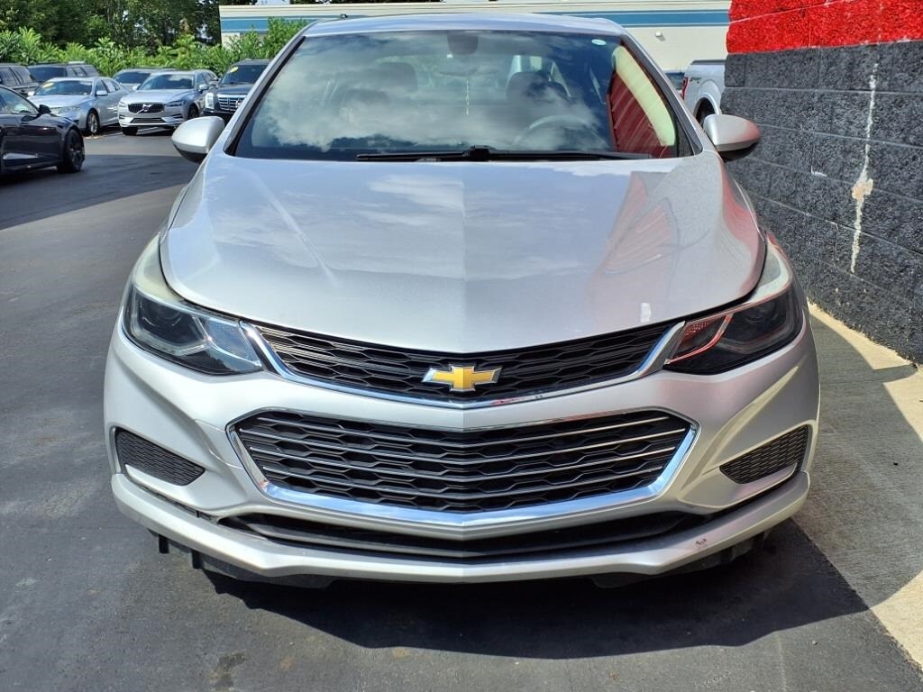 2018 Chevrolet Cruze LT photo 2