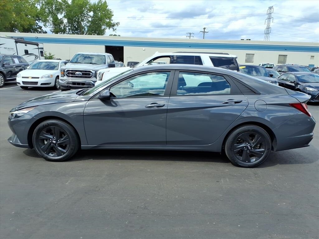 2023 Hyundai Elantra SEL photo 2