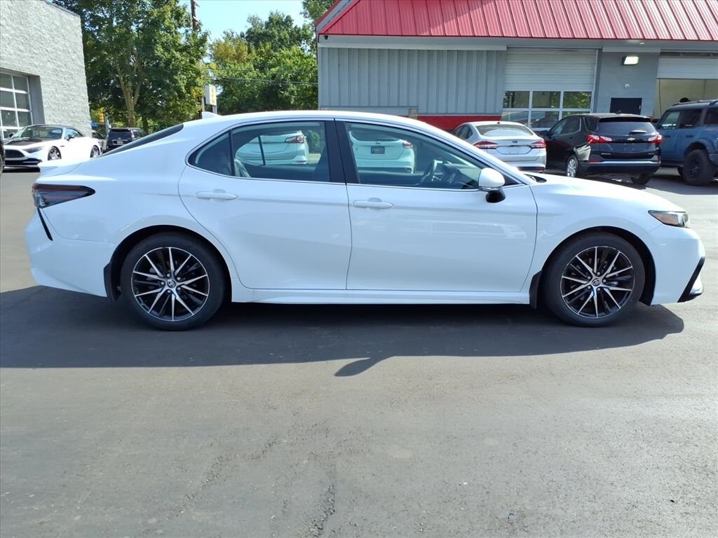 2022 Toyota Camry SE photo 3