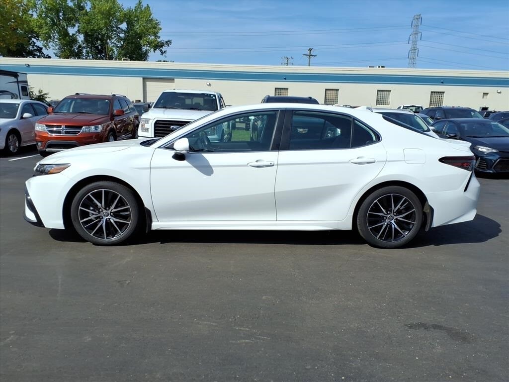 2022 Toyota Camry SE photo 2