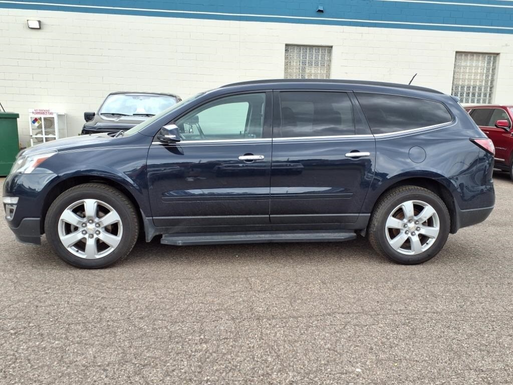 2017 Chevrolet Traverse 1LT photo 2