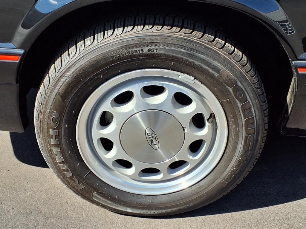 1988 Ford Mustang - Photo 9