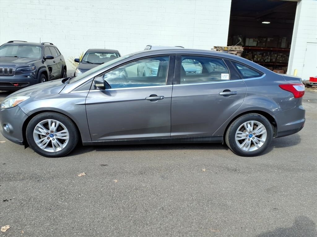 2012 Ford Focus SEL Sedan photo 2