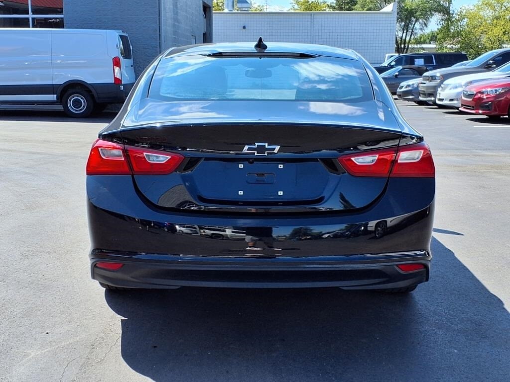 2018 Chevrolet Malibu 1LT photo 2