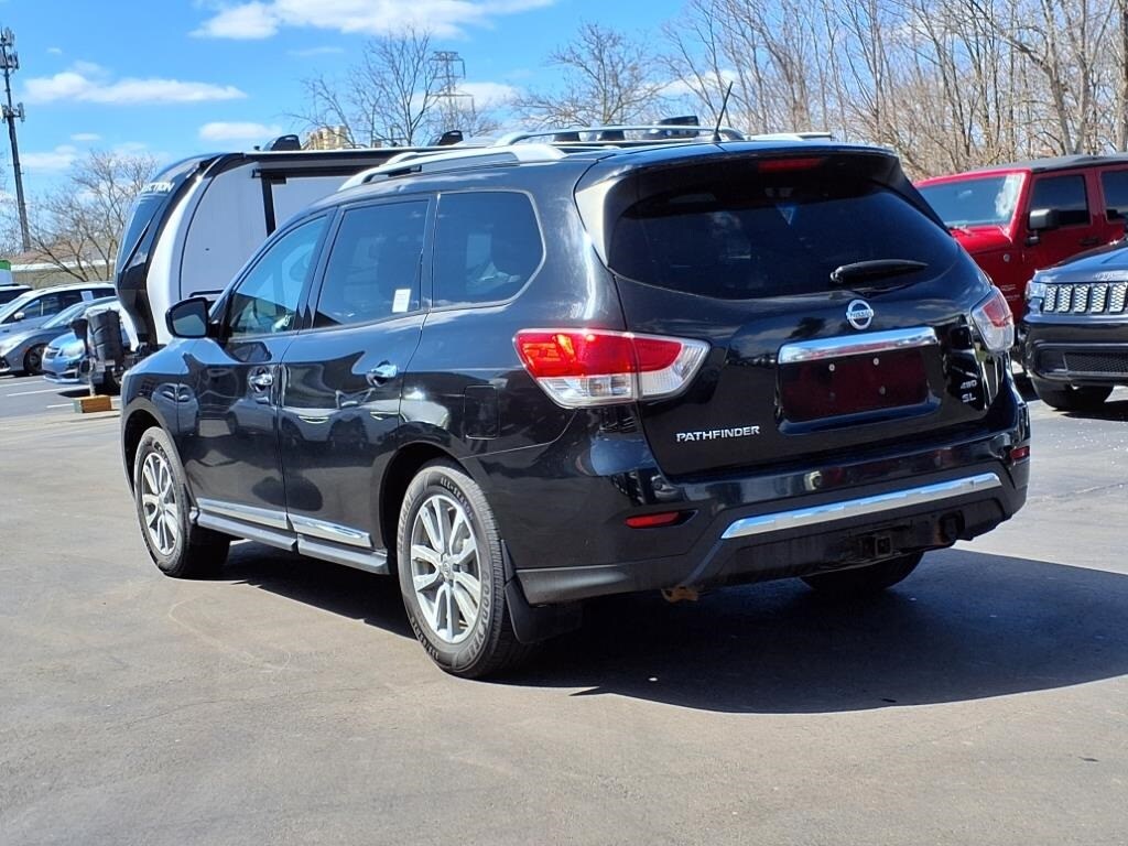 2016 Nissan Pathfinder photo 3