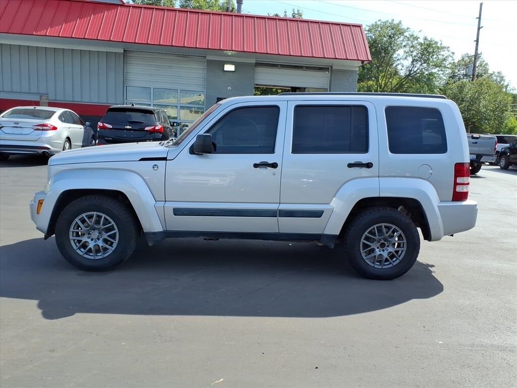 2009 Jeep Liberty Sport photo 2
