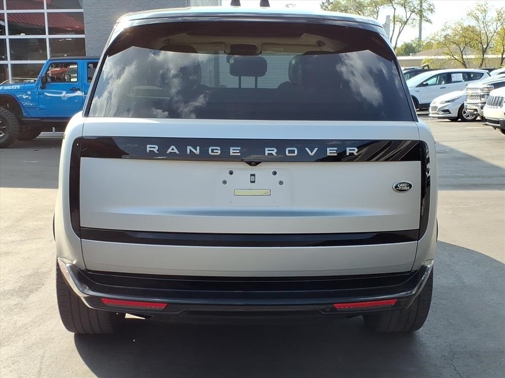 2023 Land Rover Range Rover SE photo 2