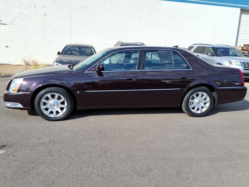2009 Cadillac DTS Base photo 2