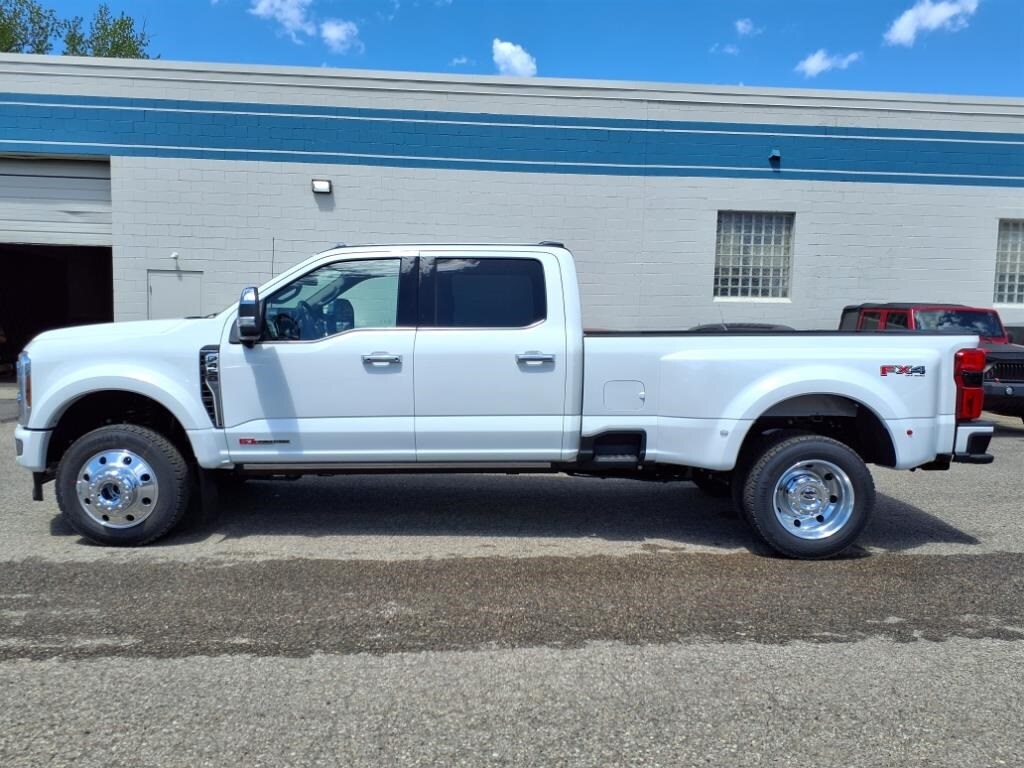 2025 Ford F-450 photo 2