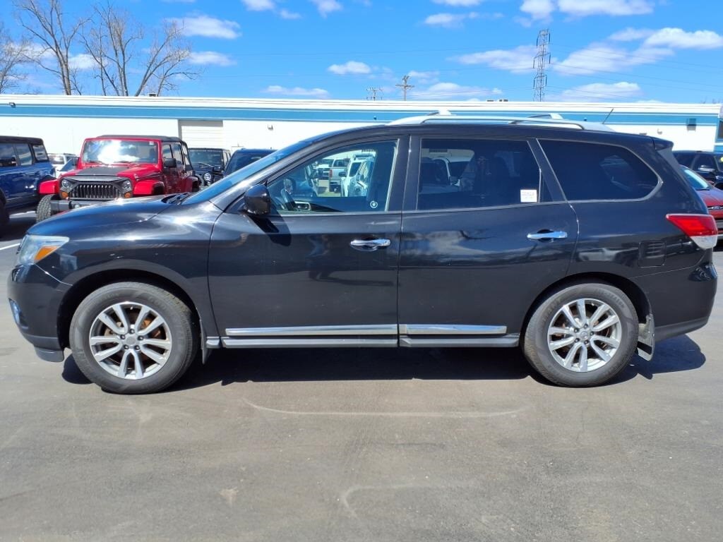 2016 Nissan Pathfinder photo 2