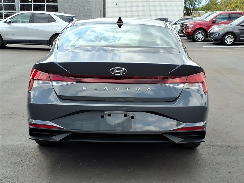 2023 Hyundai Elantra SEL photo 4