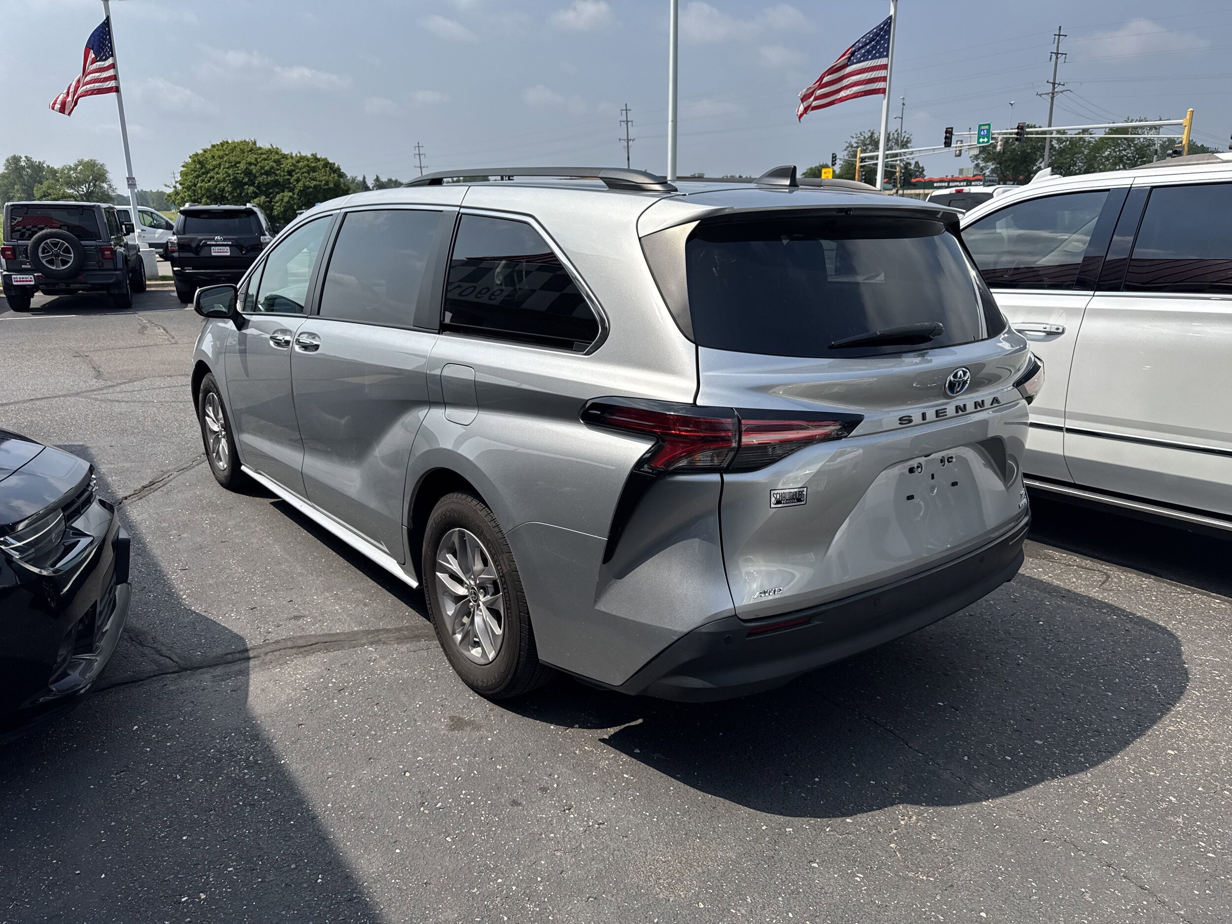 2022 Toyota Sienna XLE photo 2