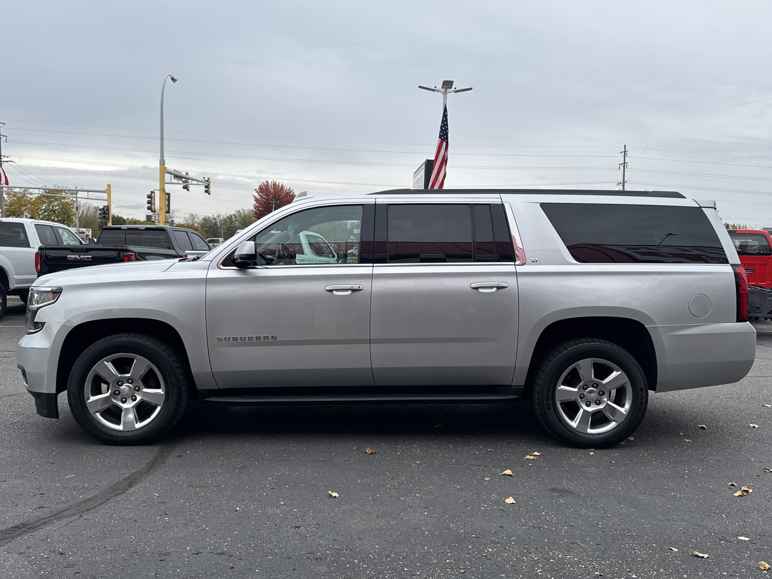 2020 Chevrolet Suburban LT photo 3