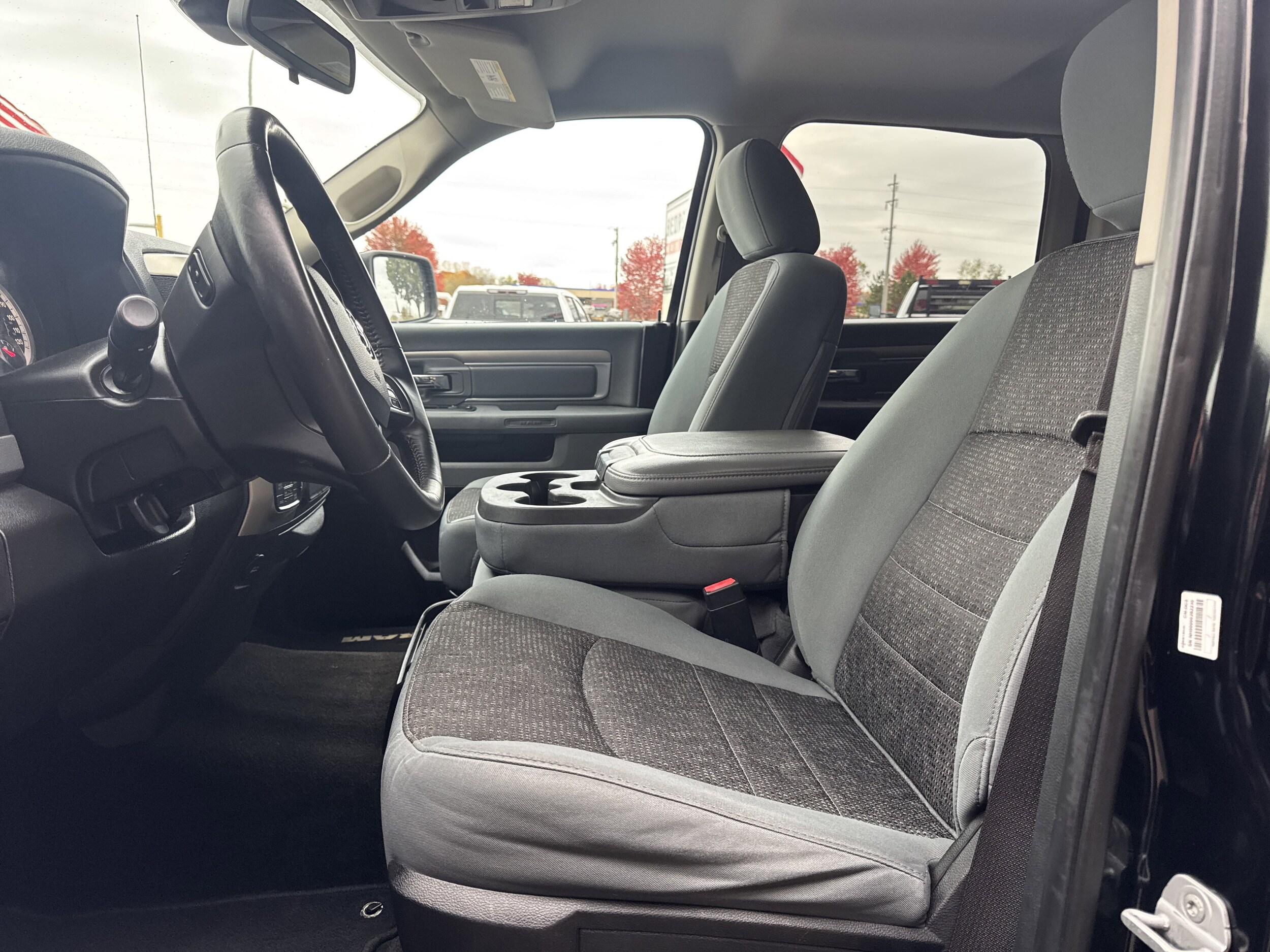 2014 Ram 1500 SLT photo 4