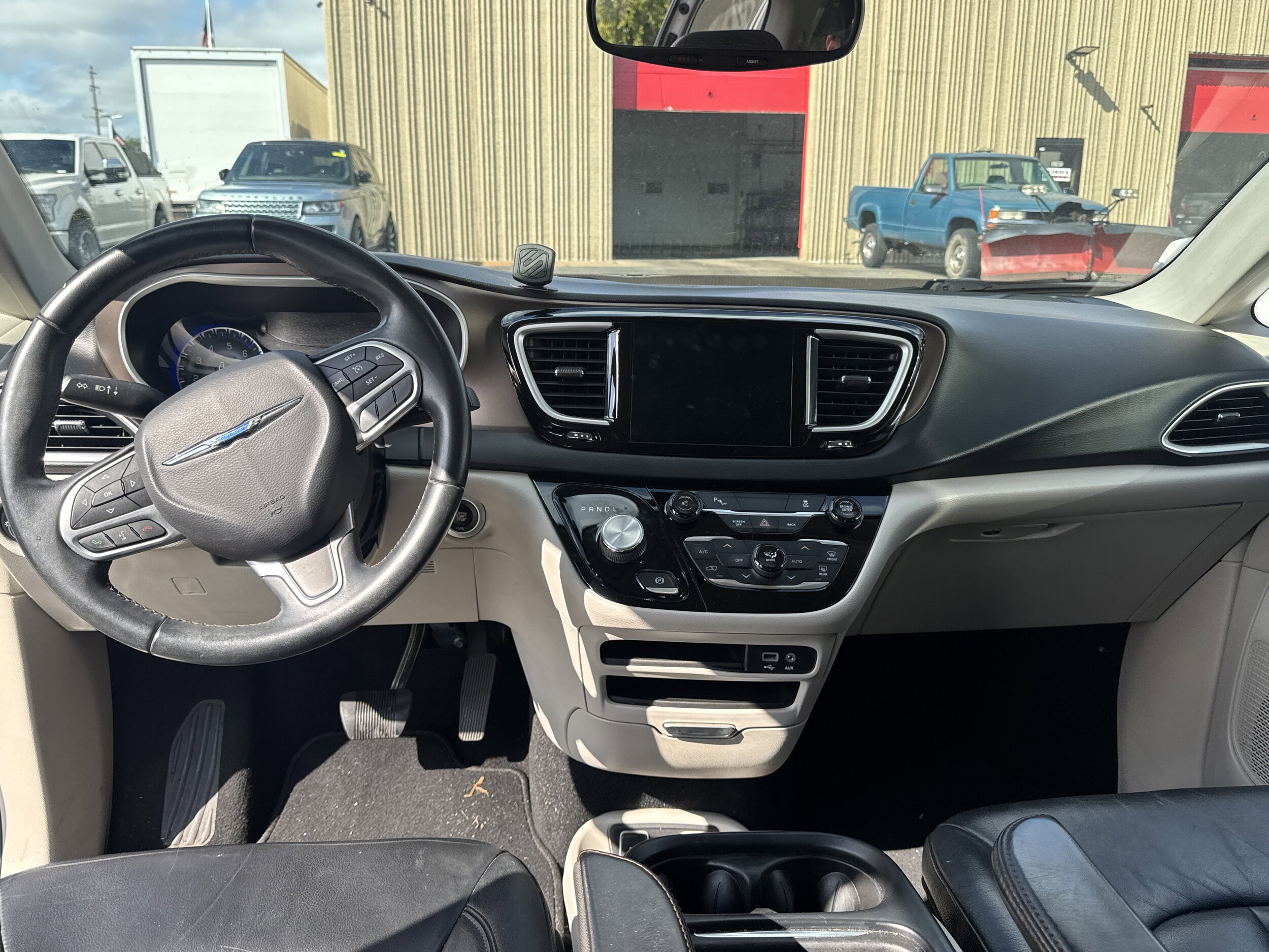 2017 Chrysler Pacifica Touring L photo 3