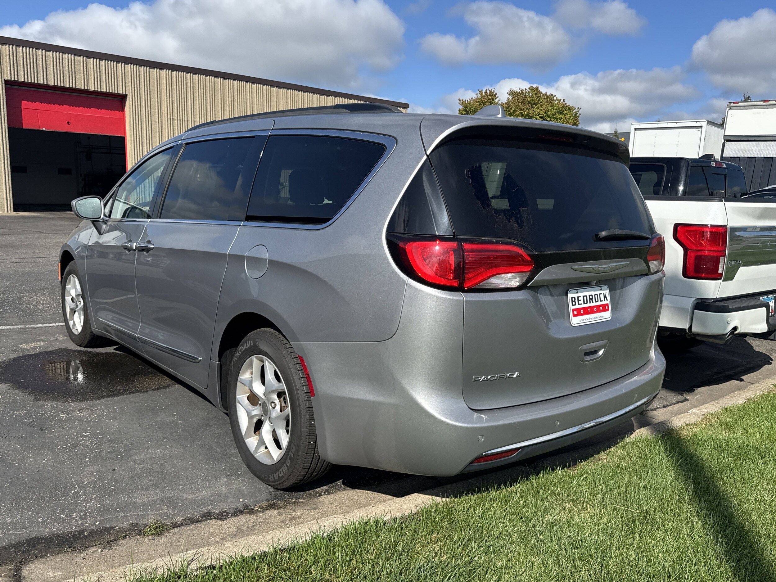 2017 Chrysler Pacifica Touring L photo 2