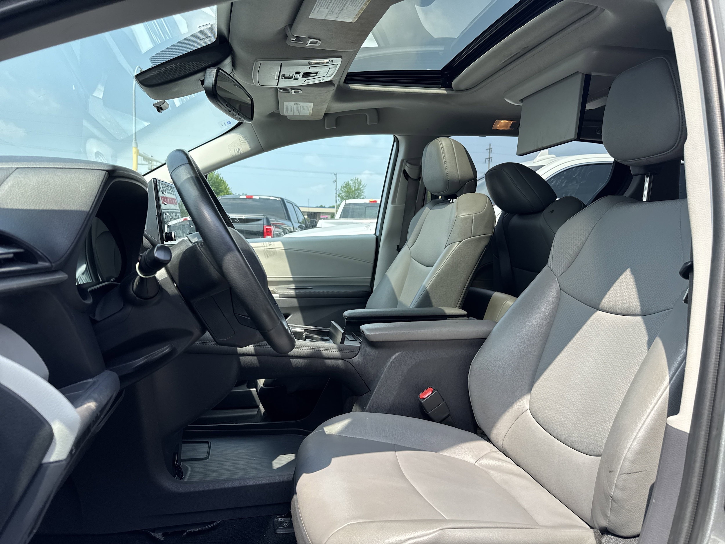 2022 Toyota Sienna XLE photo 3