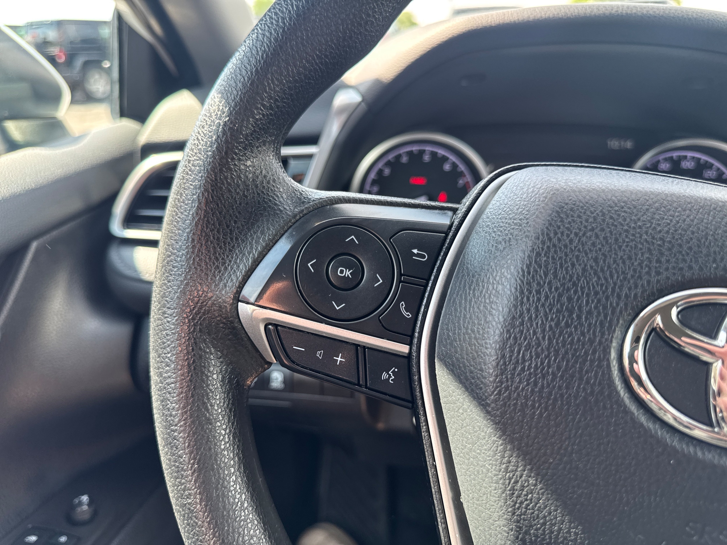 2022 Toyota Camry LE - Photo 18