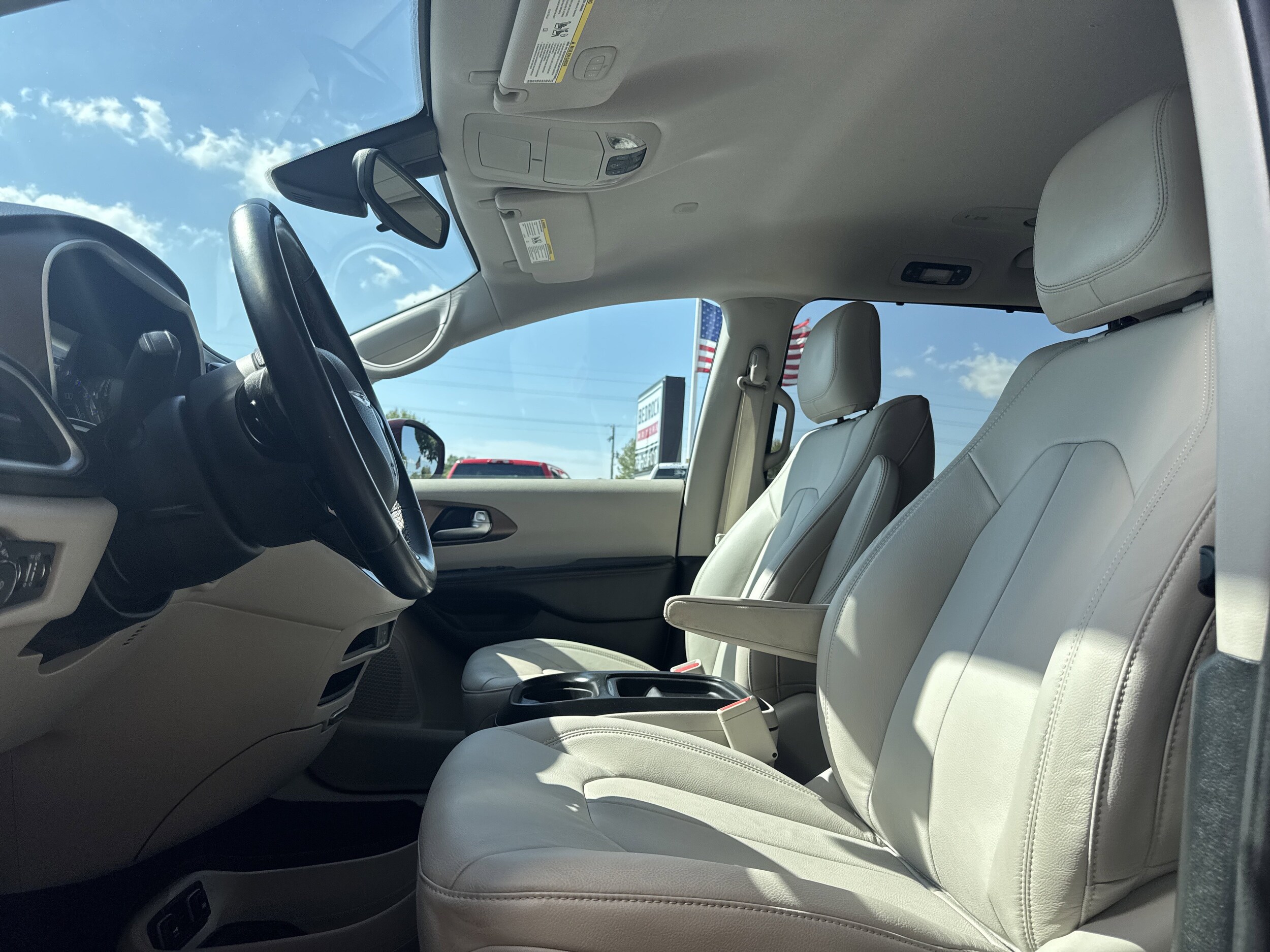 2017 Chrysler Pacifica Touring L photo 3