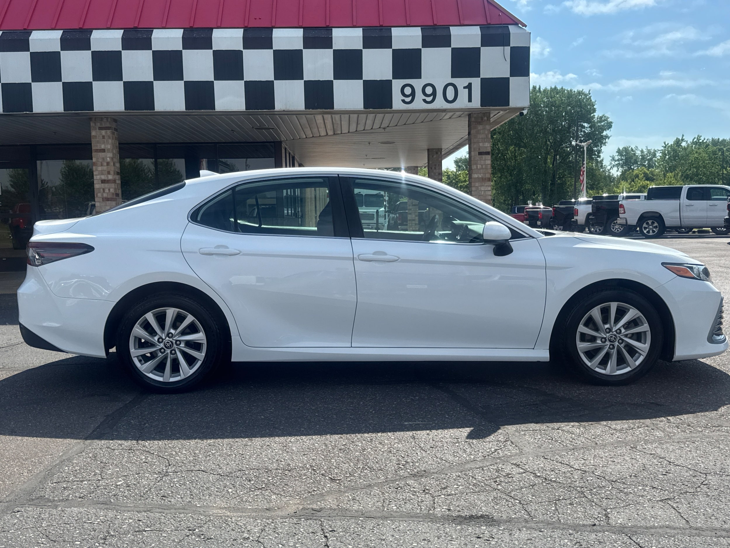 2022 Toyota Camry LE - Photo 8