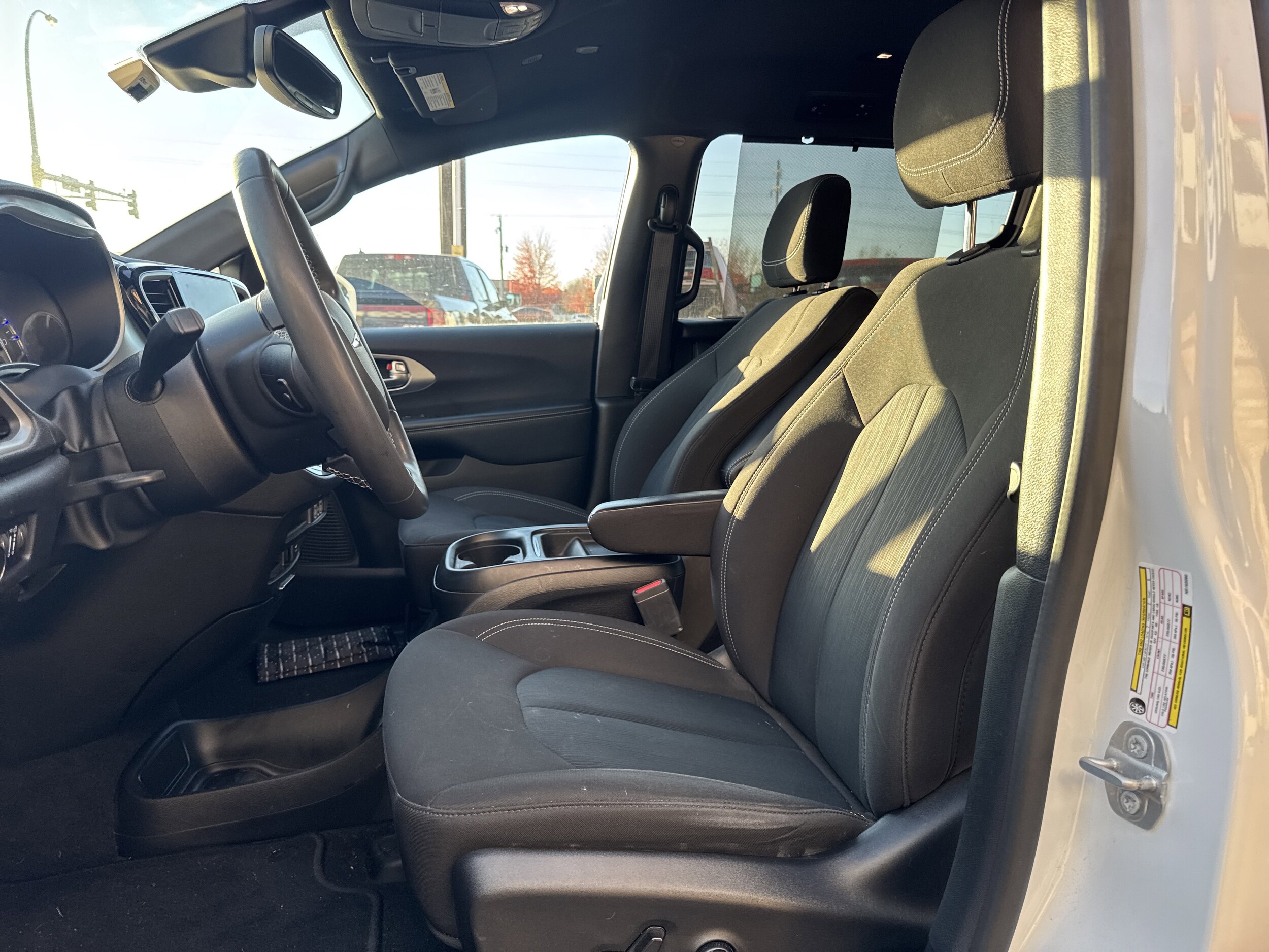 2022 Chrysler Pacifica Touring photo 2