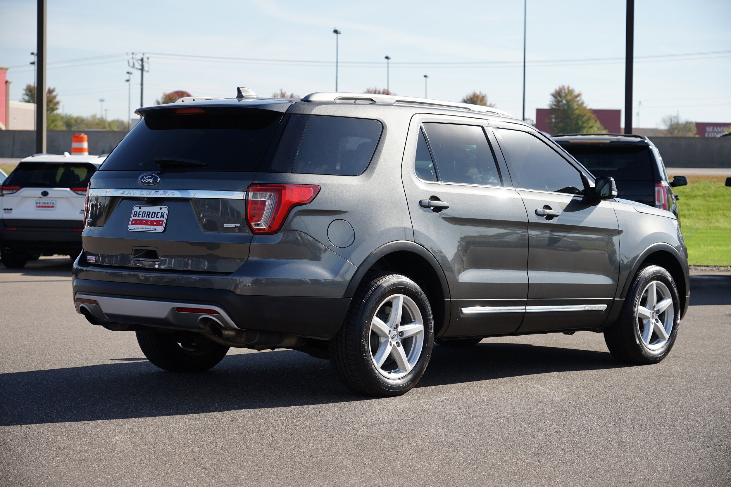 2017 Ford Explorer XLT photo 2