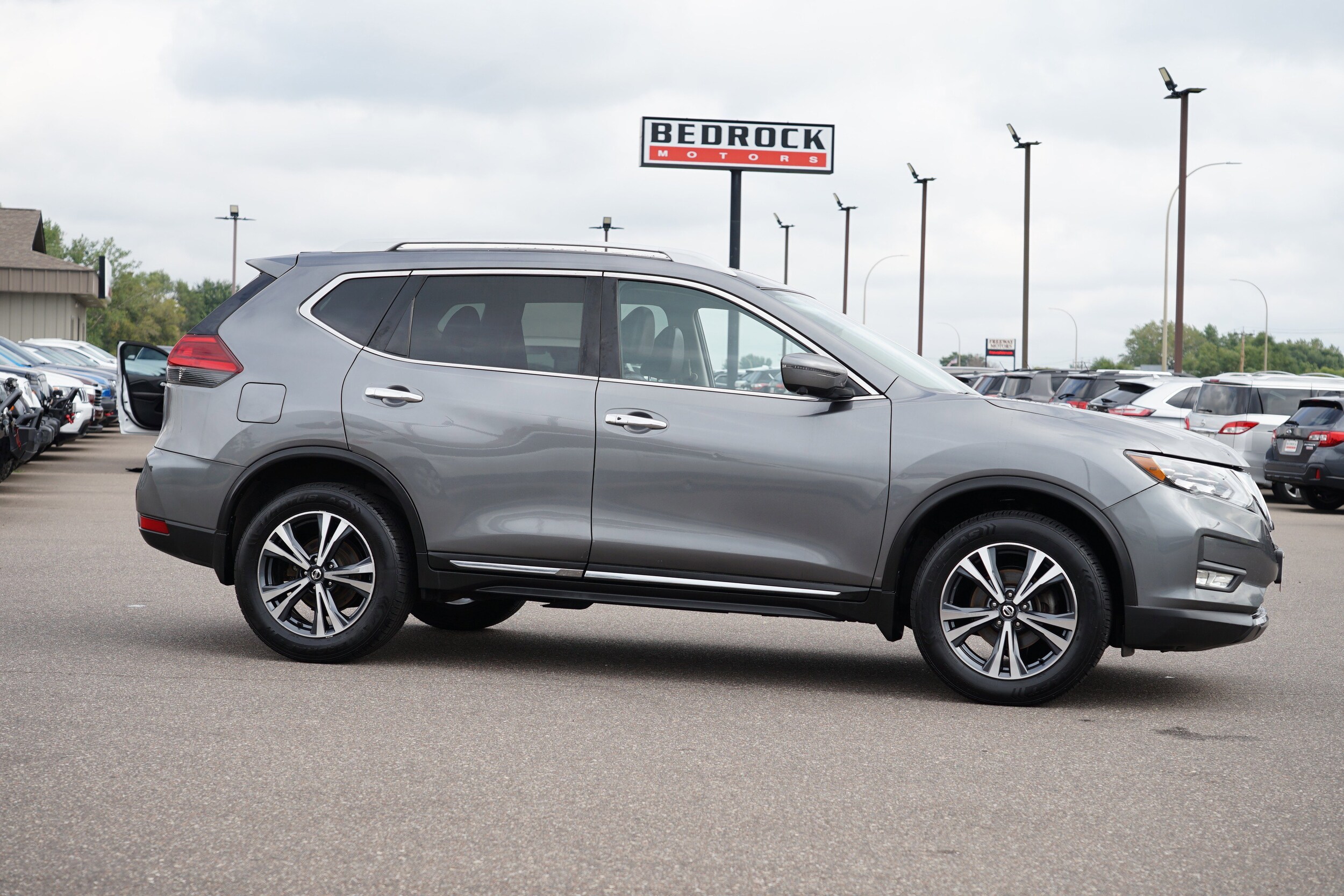 2017 Nissan Rogue SL AWD photo 2