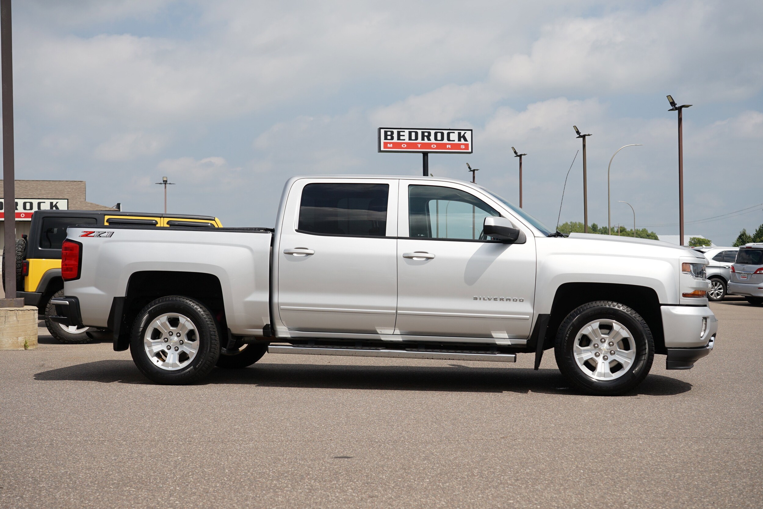 2018 Chevrolet Silverado 1500 LT photo 2