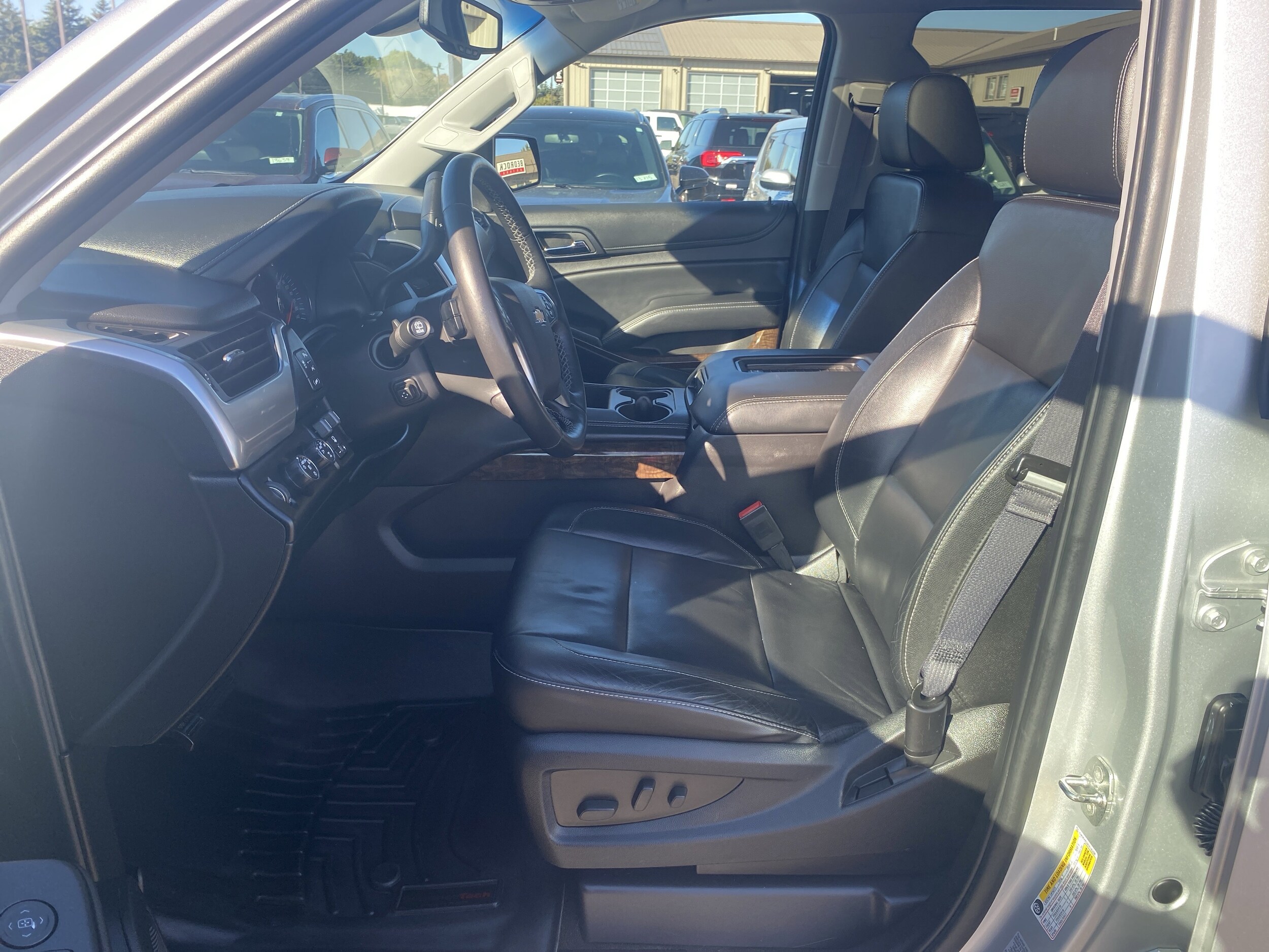 2016 Chevrolet Suburban LT photo 3