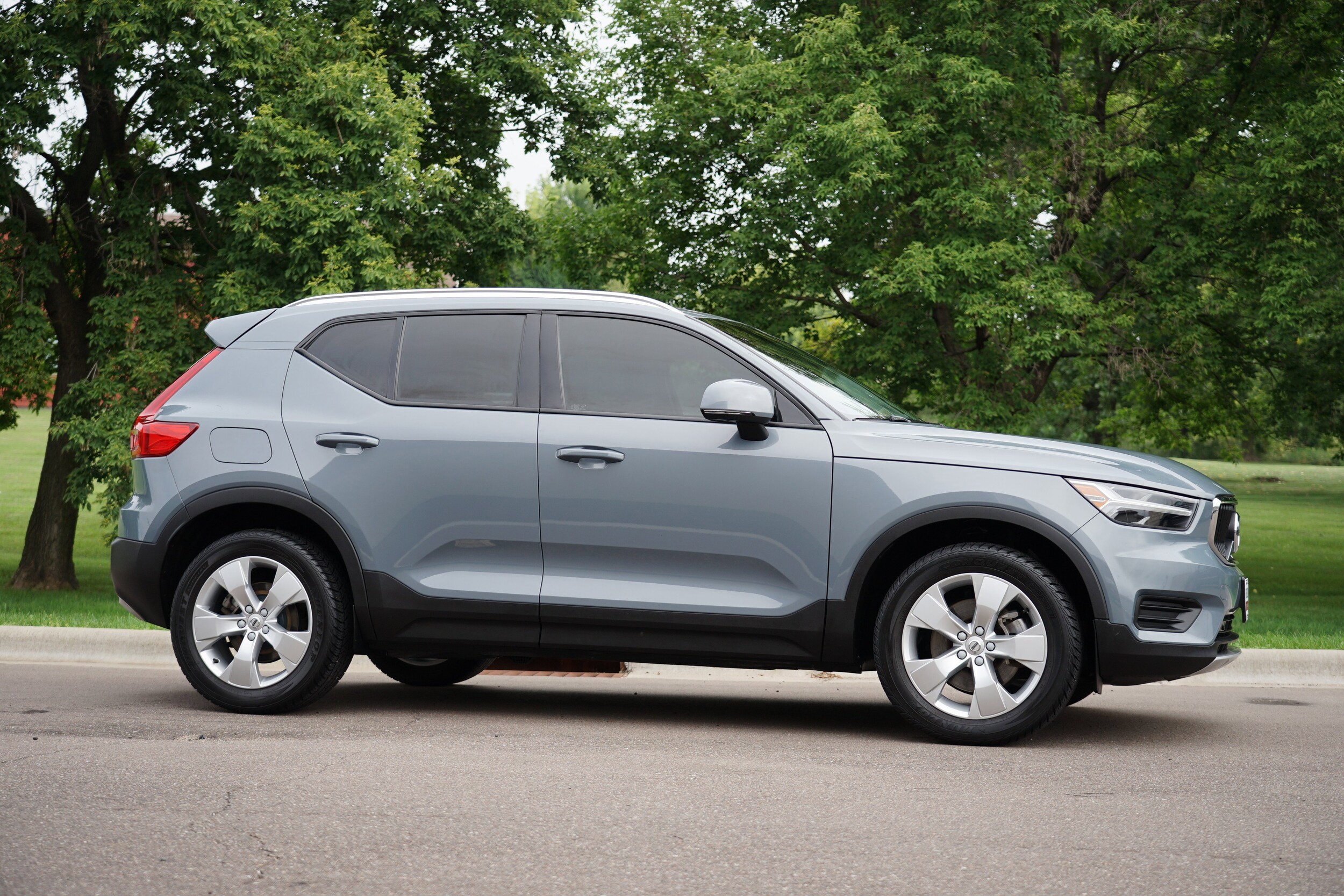 2020 Volvo XC40 T5 Momentum photo 2