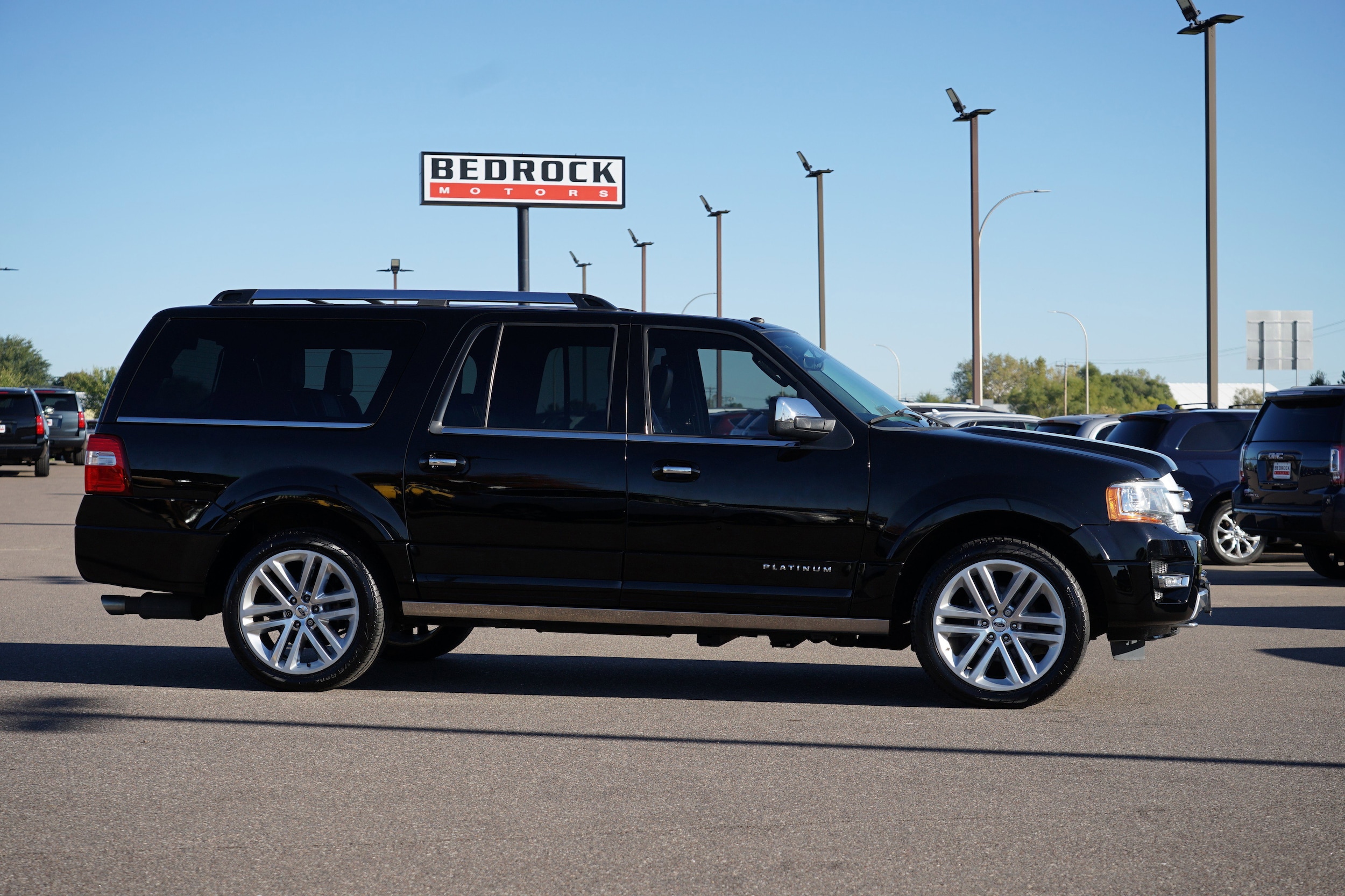 2017 Ford Expedition EL Platinum photo 2
