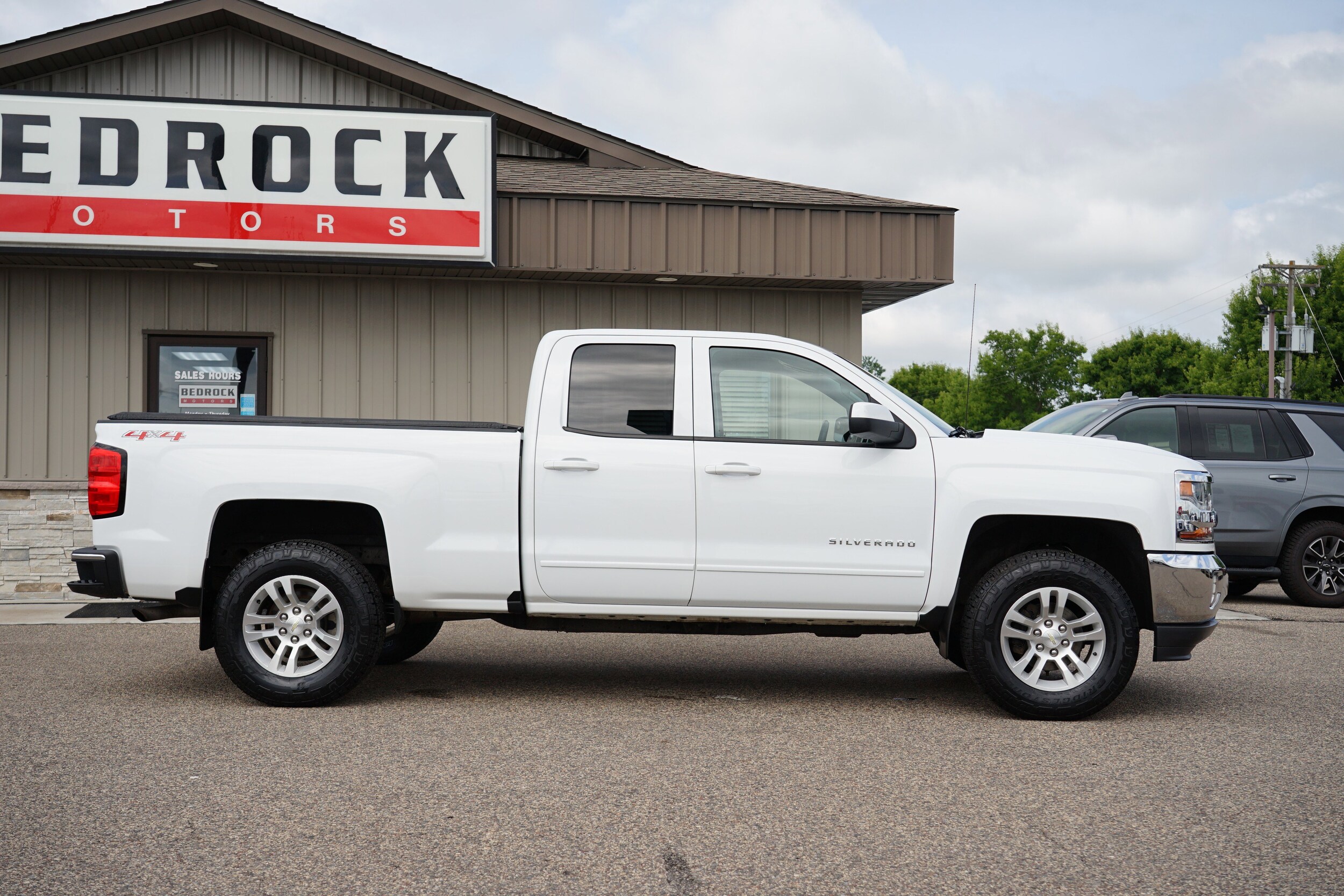 2017 Chevrolet Silverado 1500 photo 2