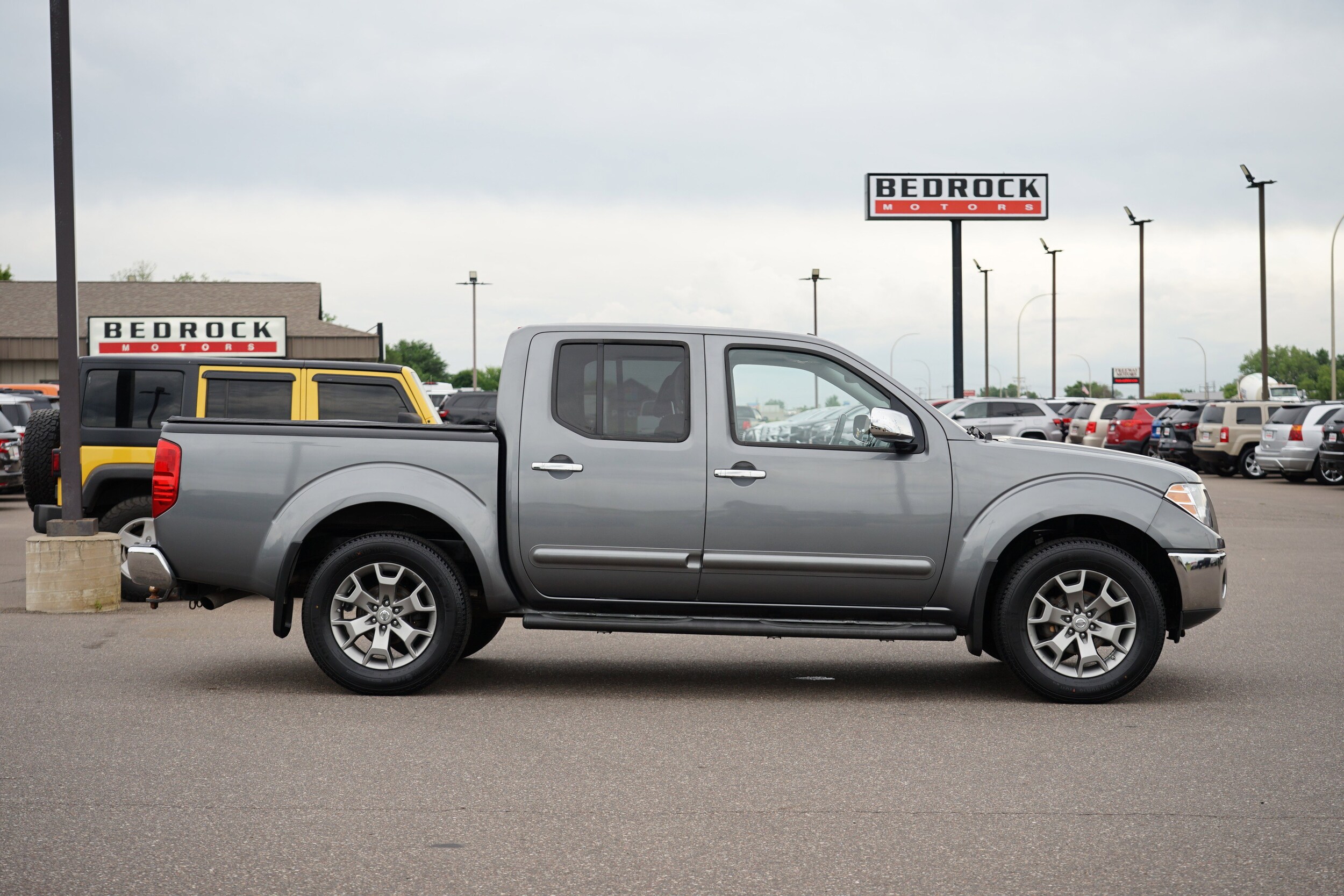 2019 Nissan Frontier SL photo 2