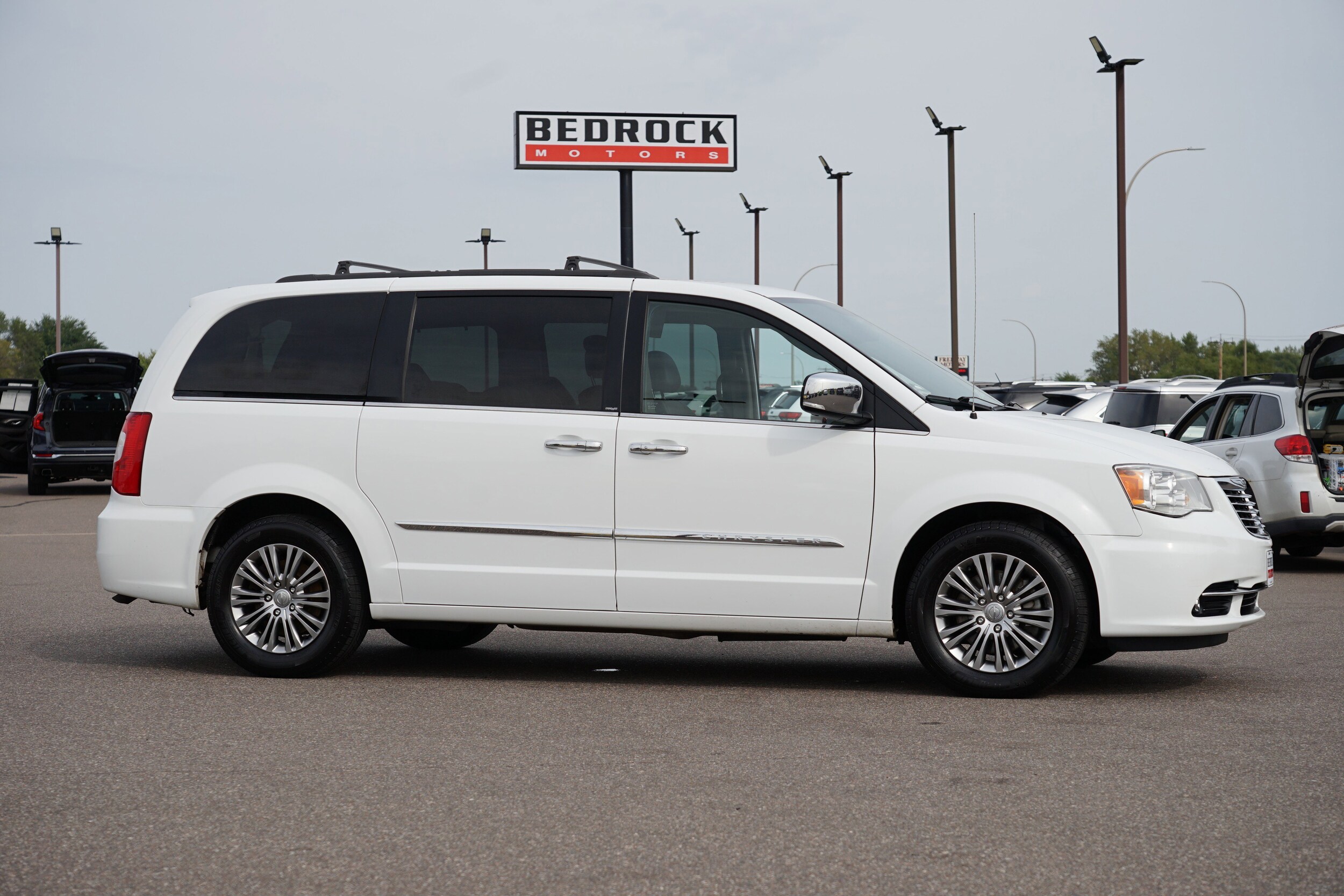 2014 Chrysler Town & Country photo 2