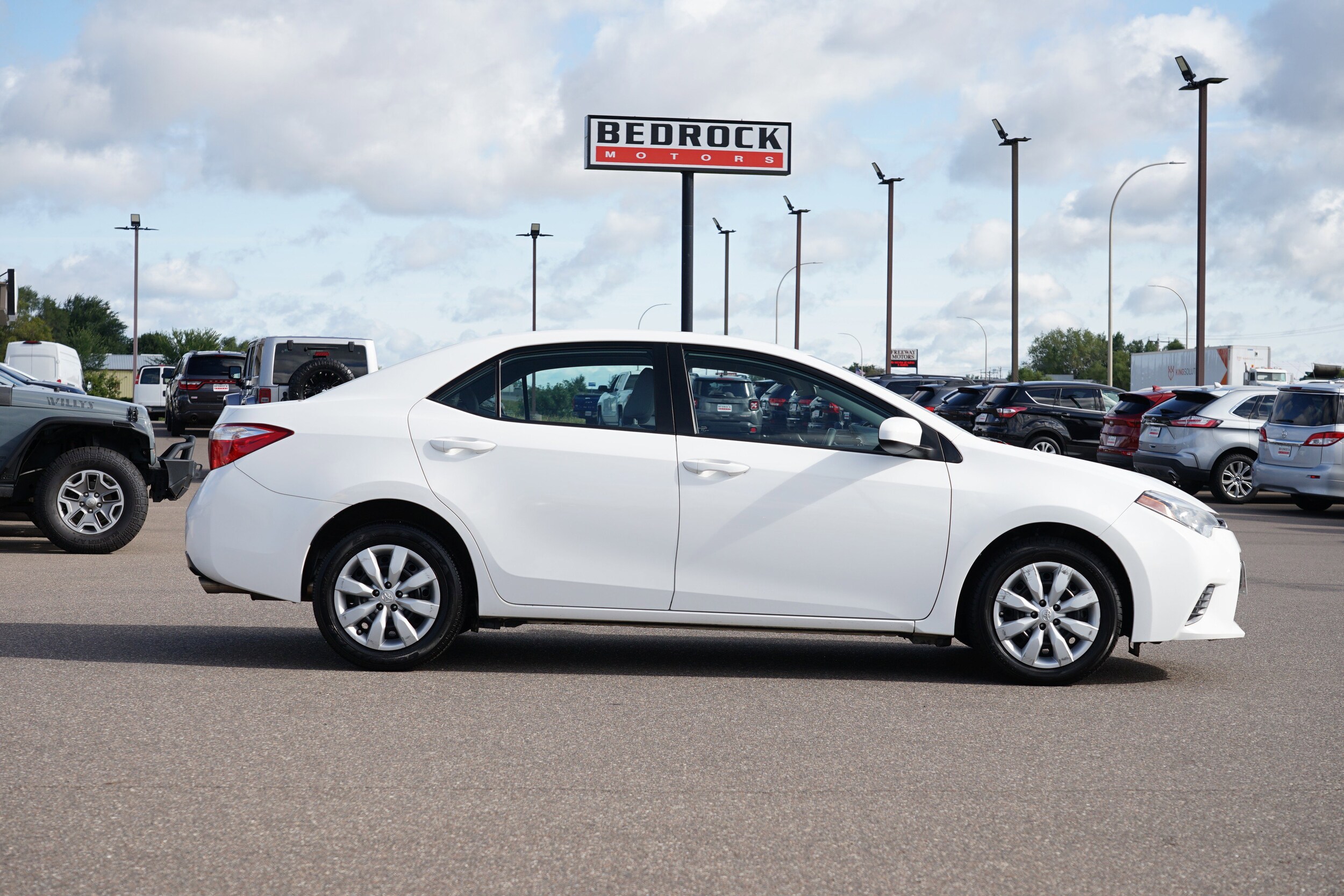 2016 Toyota Corolla LE photo 2