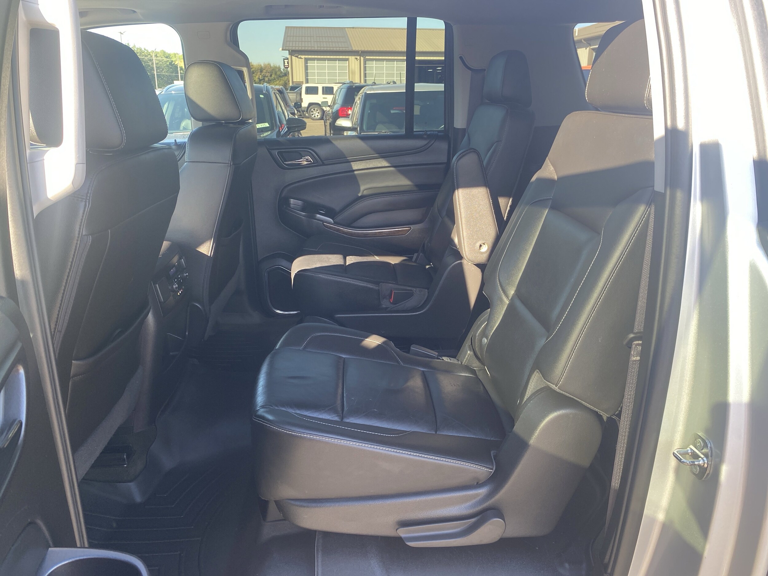 2016 Chevrolet Suburban LT photo 4