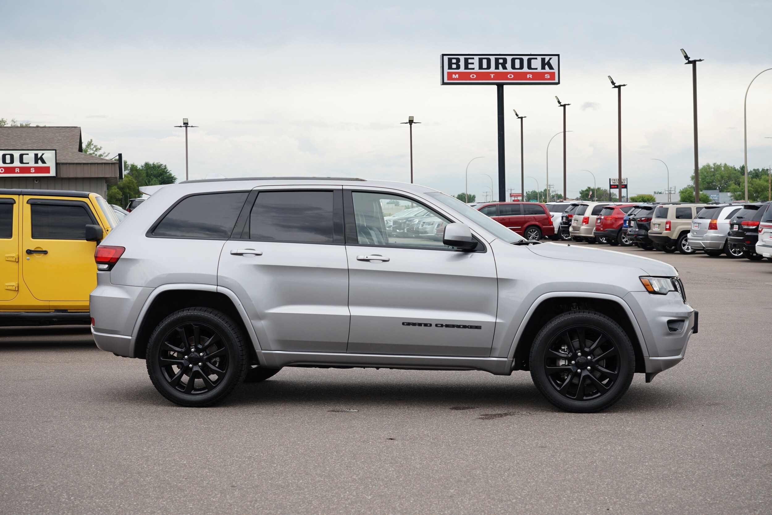 2017 Jeep Grand Cherokee Laredo photo 2