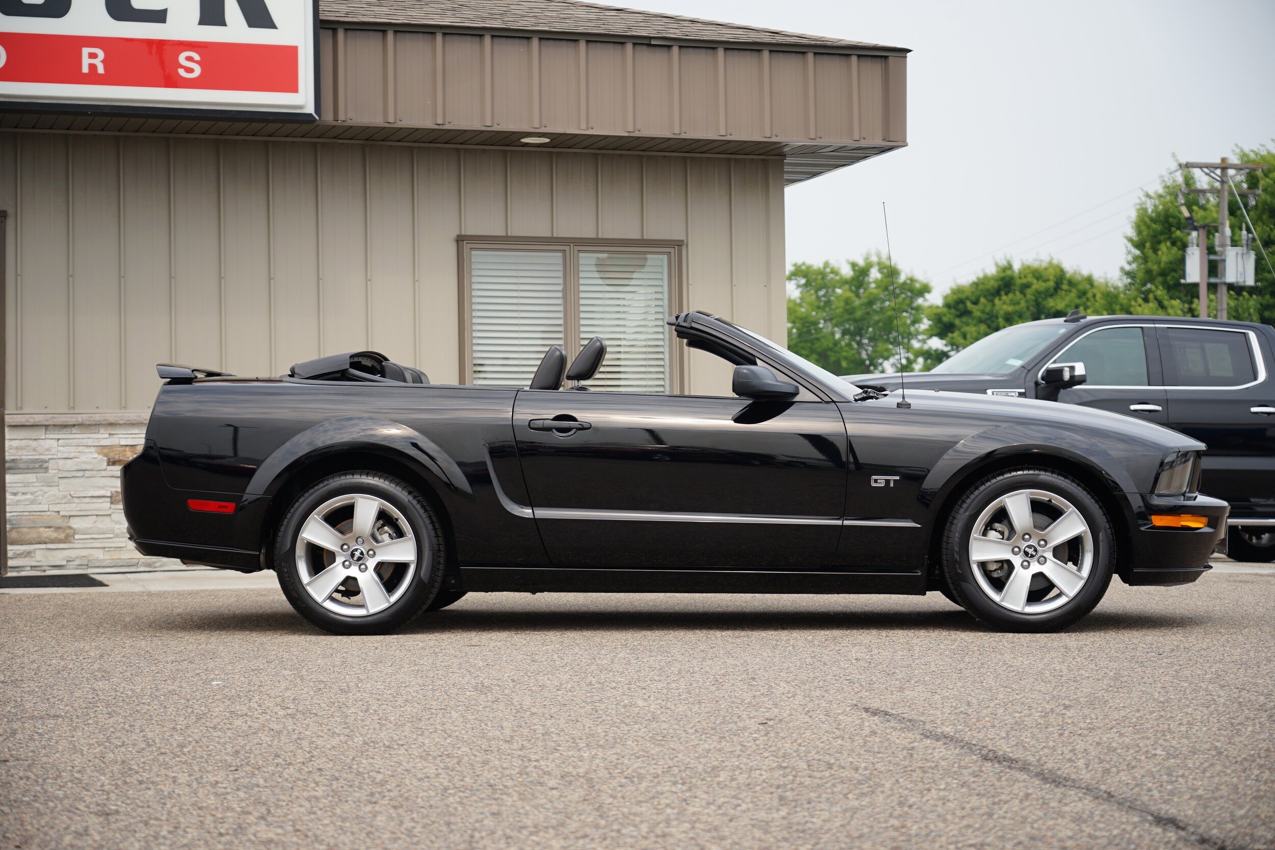 2007 Ford Mustang Convertible photo 2