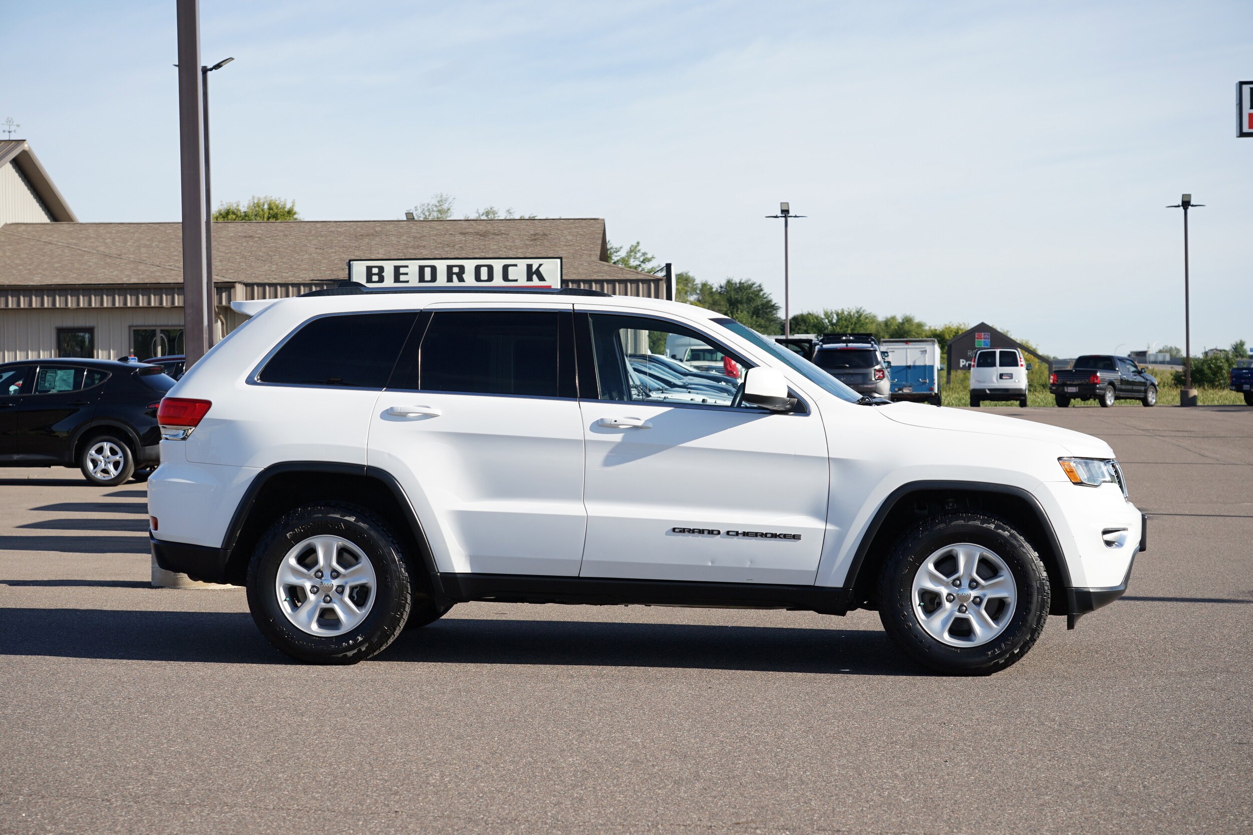 2017 Jeep Grand Cherokee Laredo photo 2