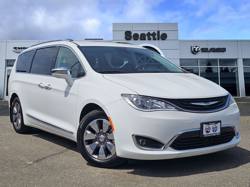 2018 Chrysler Pacifica Hybrid Limited's photo