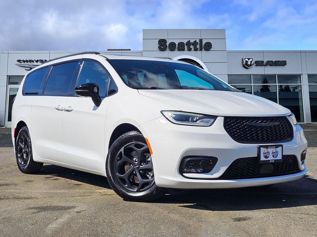 2023 Chrysler Pacifica Hybrid Limited Hybrid's photo