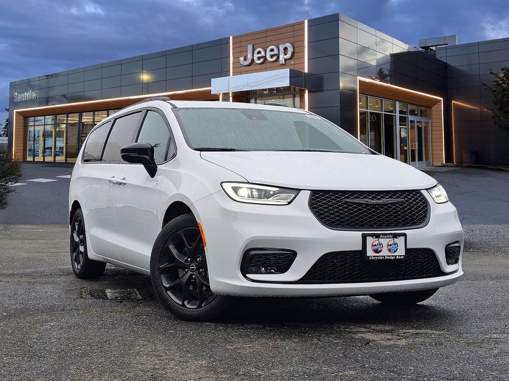2026 Chrysler Pacifica Select's photo
