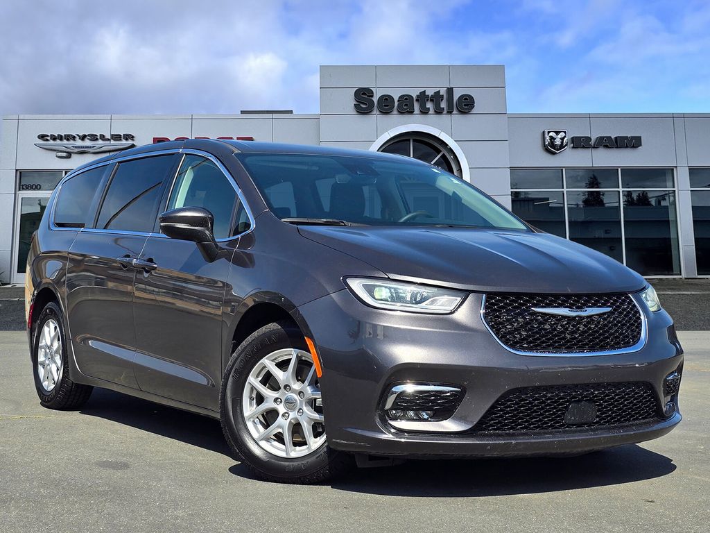 2023 Chrysler Pacifica Touring L's photo