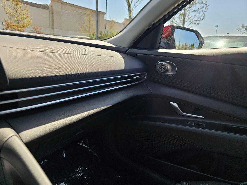 2025 Hyundai Elantra SE - Photo 24