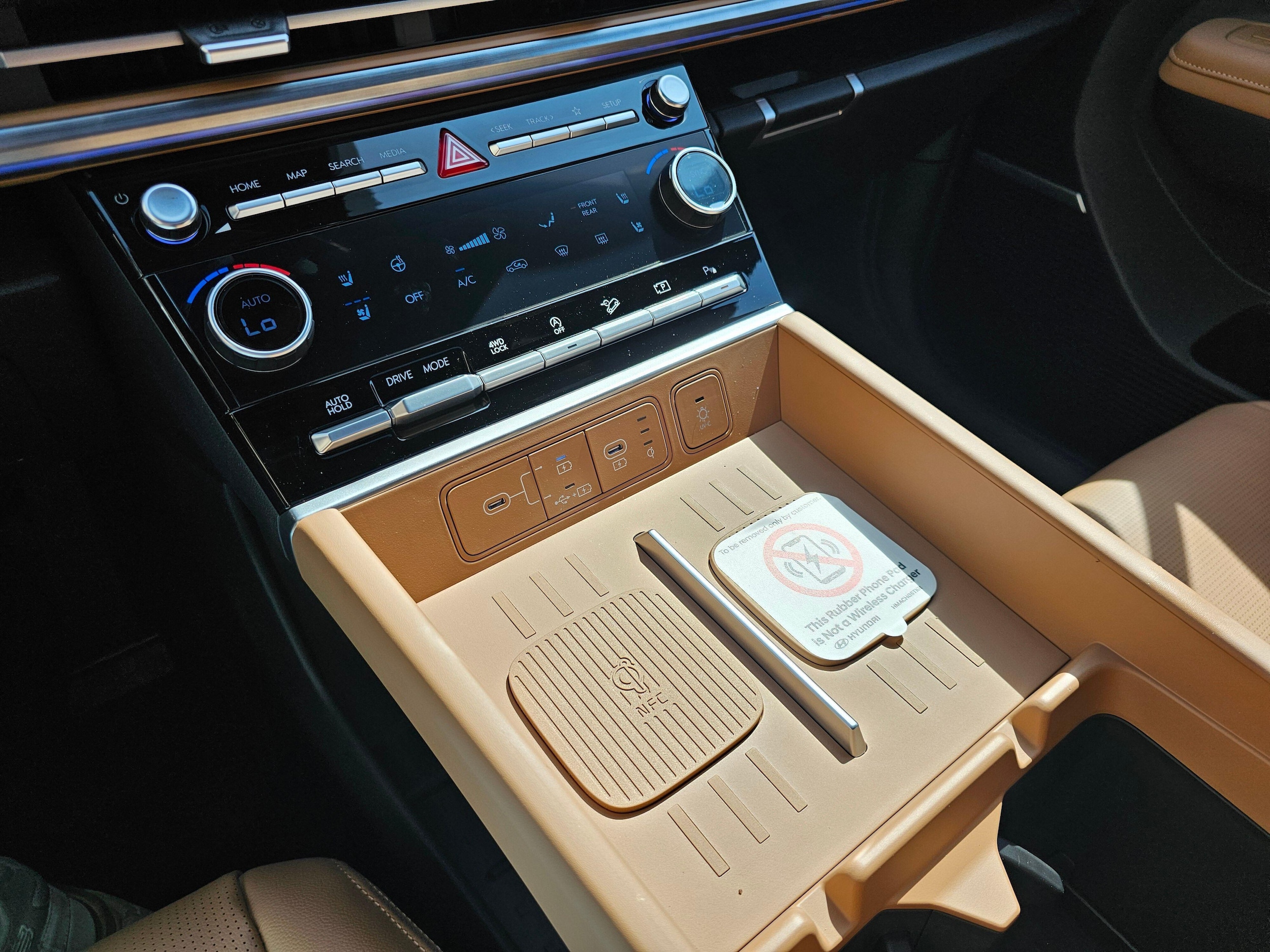 2025 Hyundai Santa Fe Limited - Photo 17