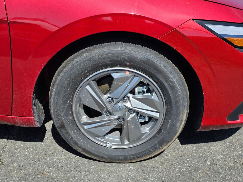 2025 Hyundai Elantra SE - Photo 9